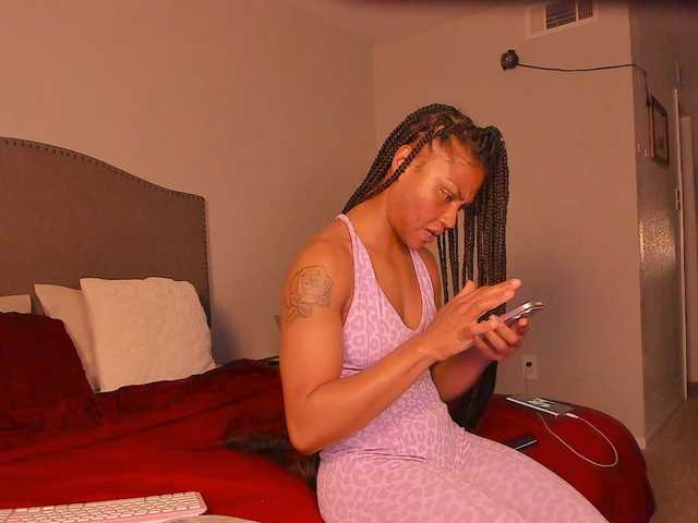 Yiauana's BongaCams show and profile