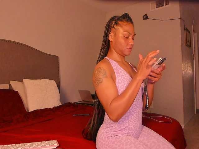 Yiauana's BongaCams show and profile