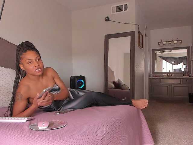 Yiauana's BongaCams show and profile