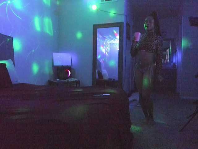 Yiauana's BongaCams show and profile