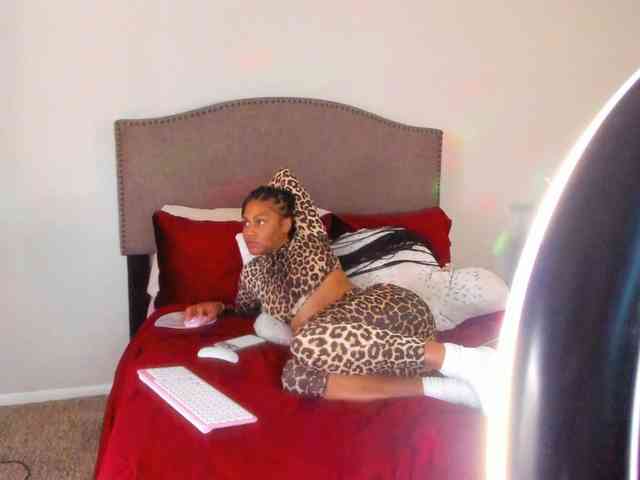 Yiauana Live Webcam on BongaCams