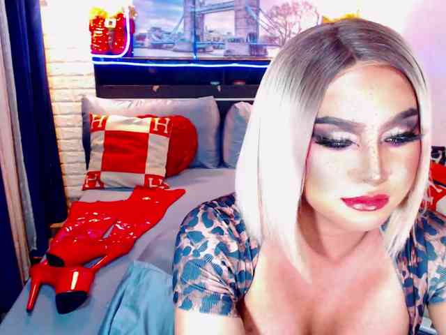 BeautifulStrange... Live Webcam on BongaCams