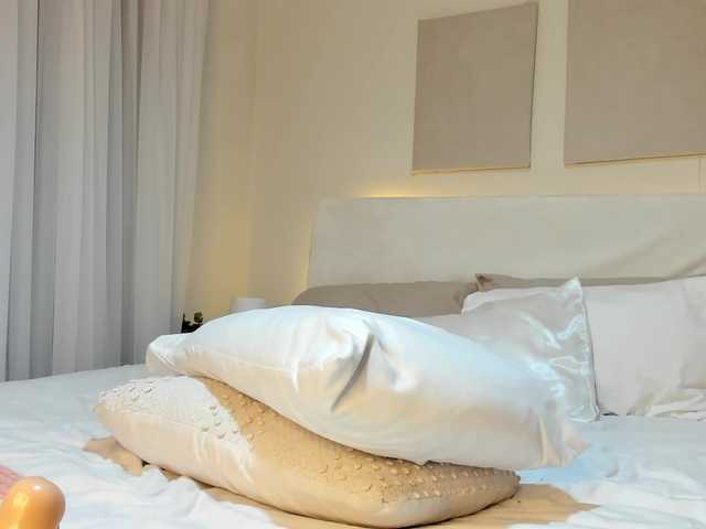 Cinnamon-Lips's BongaCams show and profile