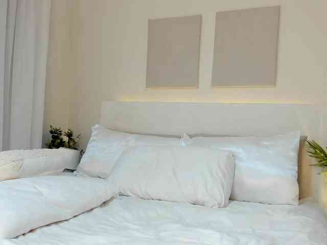 Cinnamon-Lips webcam