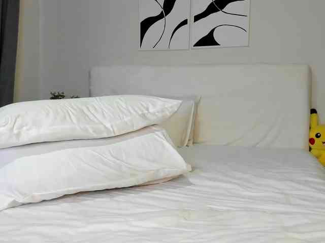 Cinnamon-Lips webcam