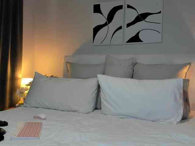 Cinnamon-Lips webcam