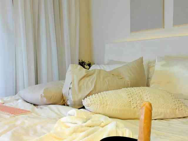 Cinnamon-Lips webcam