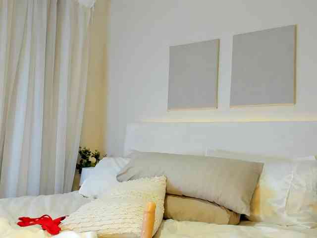 Cinnamon-Lips webcam