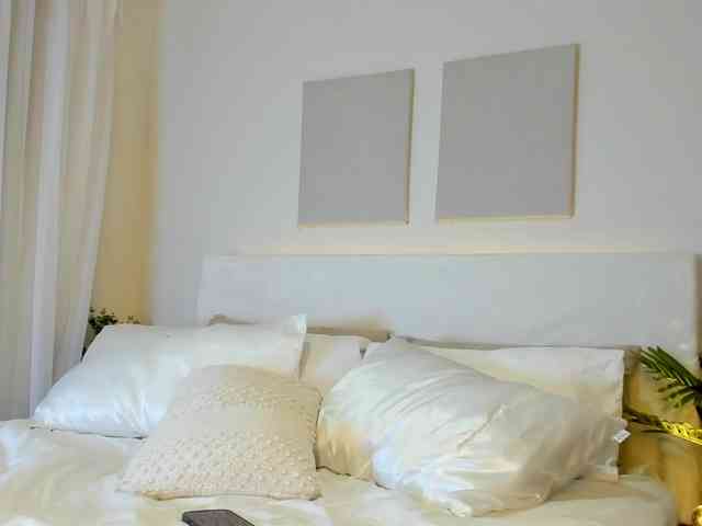 Cinnamon-Lips webcam