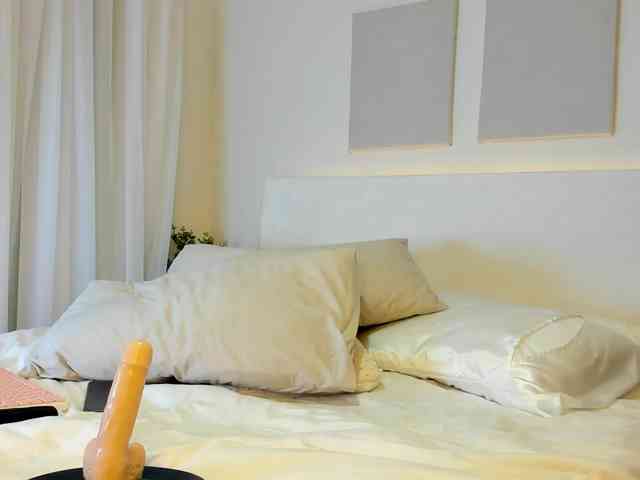 Cinnamon-Lips webcam