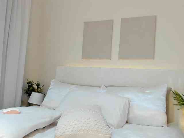 Cinnamon-Lips webcam