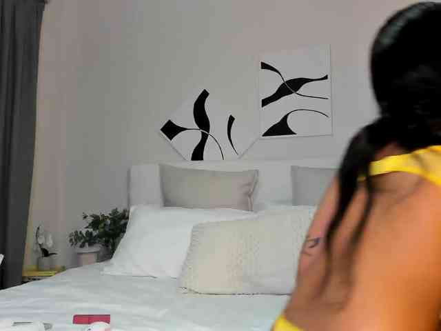 Cinnamon-Lips webcam