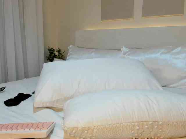 Cinnamon-Lips webcam