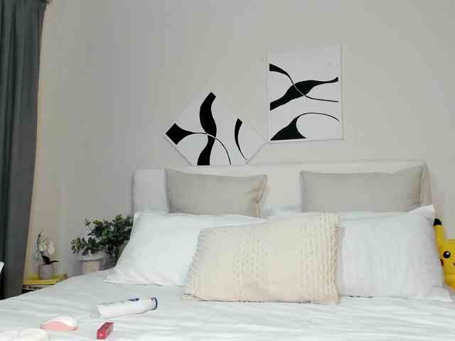 Cinnamon-Lips webcam