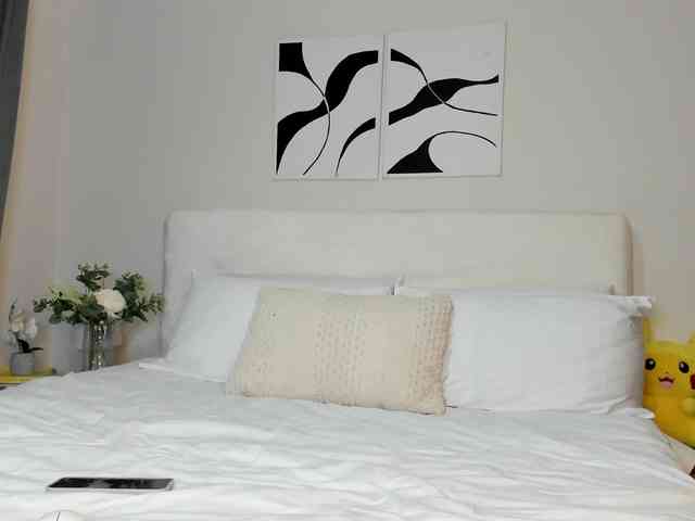 Cinnamon-Lips webcam