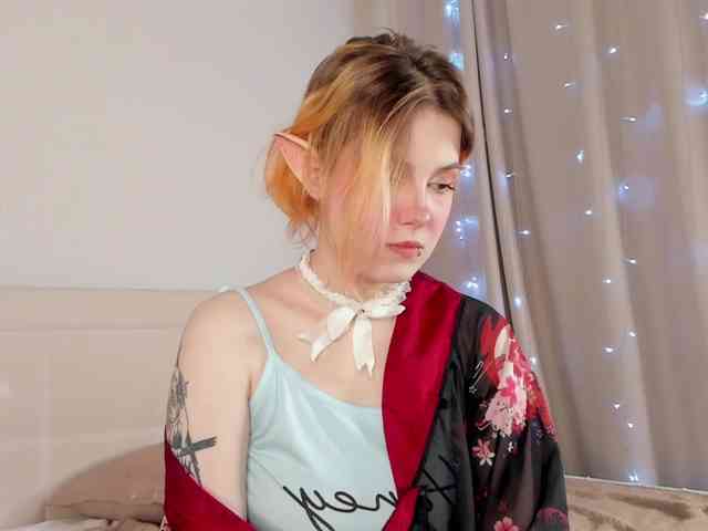 live cam bedroom RuntyStrip