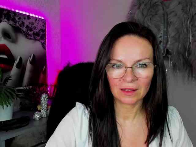 HelenSHOW1 Live Webcam on BongaCams