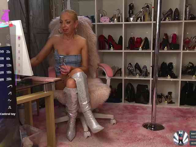 BaditaLuna Live Webcam on BongaCams