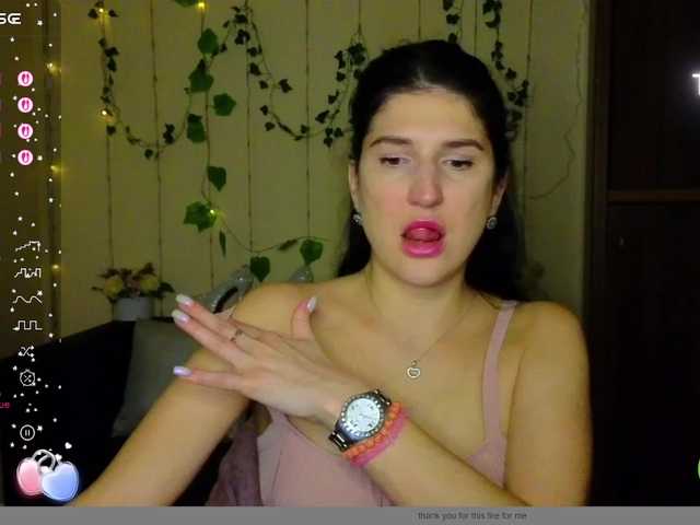 le modèle AliannaSoloKisses est en webcam porno dans un show sur le site bongacams, il possède les tags suivants: White/Caucasian,Brunette,Shaved