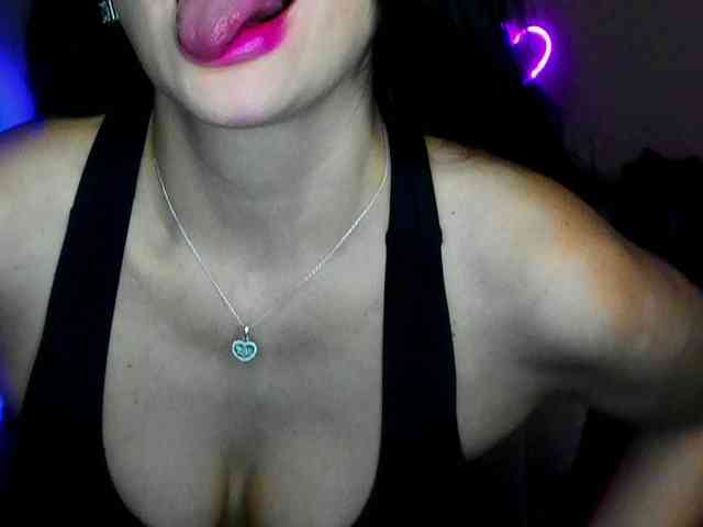 AliannaSoloKisses webcam