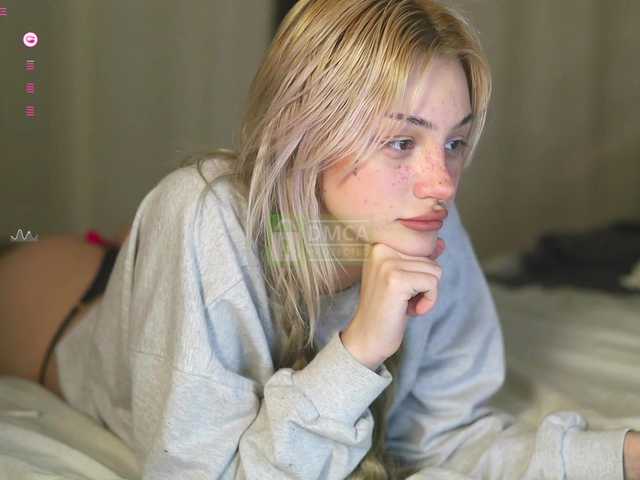 babeholly's BongaCams show and profile