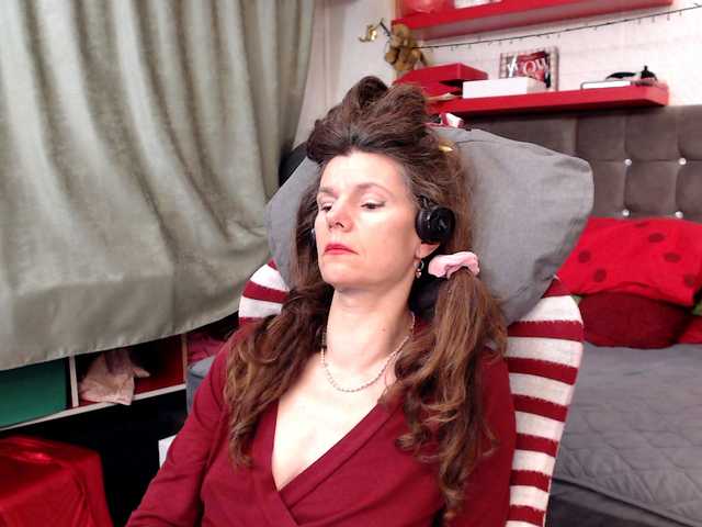 kellysurfing's BongaCams show and profile