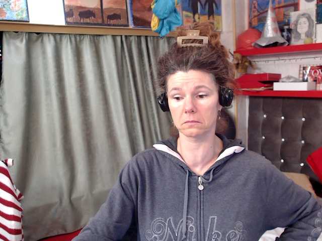 kellysurfing's BongaCams show and profile