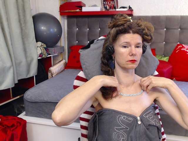 kellysurfing's BongaCams show and profile