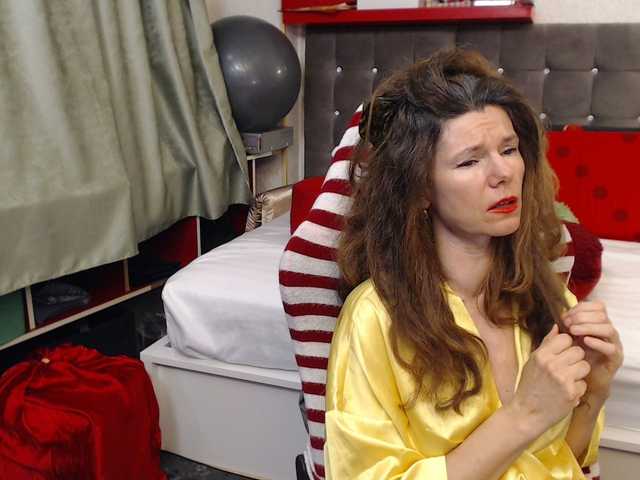 kellysurfing's BongaCams show and profile