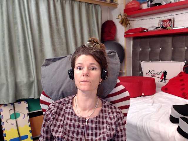 kellysurfing's BongaCams show and profile