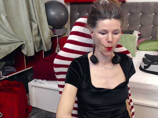 kellysurfing's BongaCams show and profile