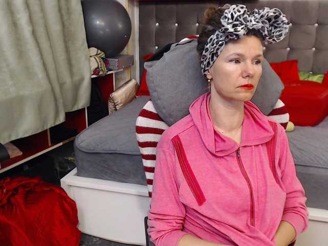 kellysurfing's BongaCams show and profile