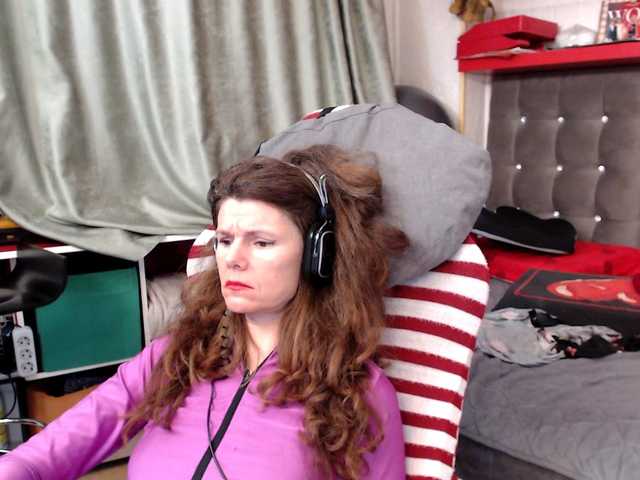 kellysurfing's BongaCams show and profile