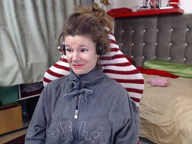 kellysurfing's BongaCams show and profile