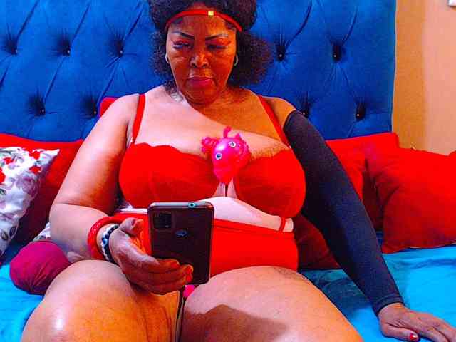 Ebonycandy10 bongacams