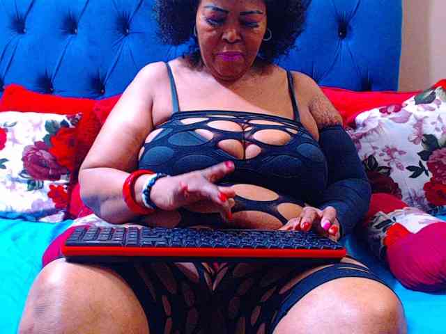 Ebonycandy10 bongacams