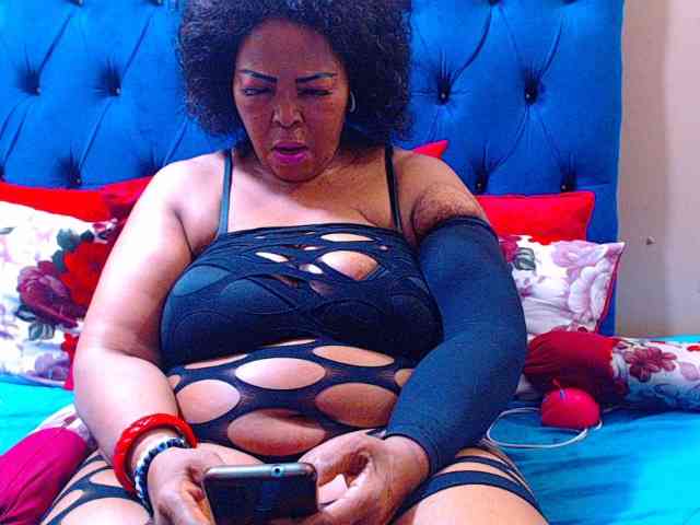 Ebonycandy10 bongacams