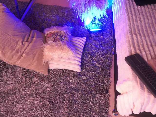 IzzyWild's BongaCams show and profile