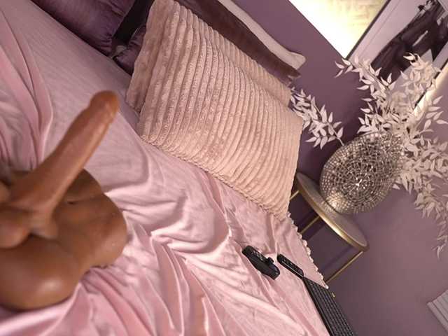 IzzyWild's BongaCams show and profile