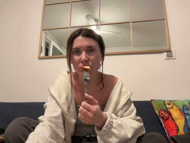 ZoiKissy's BongaCams show and profile