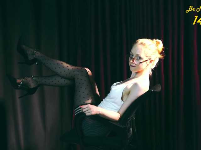 MiaVebes's BongaCams show and profile