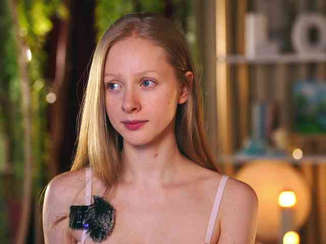 nude live chatroom MiaVebes