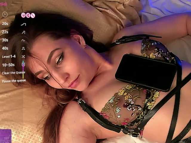 QueenAfina's BongaCams show and profile