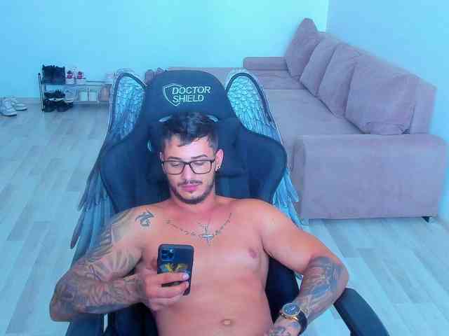 chrismaster12 Live Webcam on BongaCams