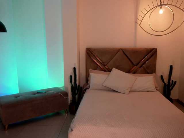 le modèle AliceHarper1 est en webcam porno dans un show sur le site bongacams, il possède les tags suivants: Latino/Hispanic,Brunette,Shaved