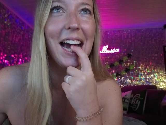 lucyallen4201's BongaCams show and profile