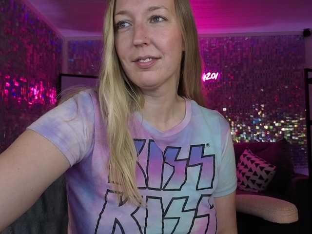 lucyallen4201's BongaCams show and profile