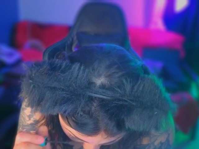 Miacanelaxo's BongaCams show and profile