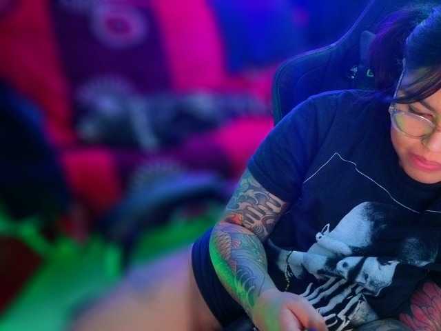 Miacanelaxo's BongaCams show and profile