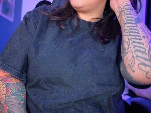 Miacanelaxo's BongaCams show and profile